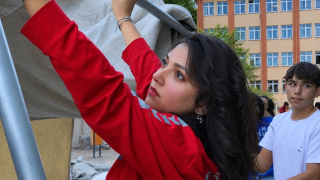 Depremde 2 arkadaşını kaybeden Zeynep, gönüllü arama kurtarma personeli oldu