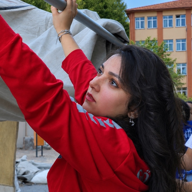 Depremde 2 arkadaşını kaybeden Zeynep, gönüllü arama kurtarma personeli old...