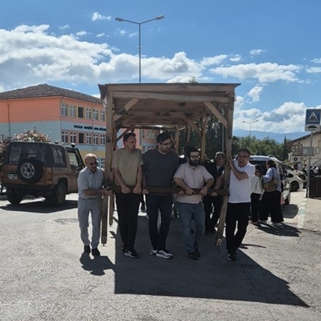Öğretmenler kamelyayı, yıkılacak okulun bahçesinden yeni okulun bahçesine e...