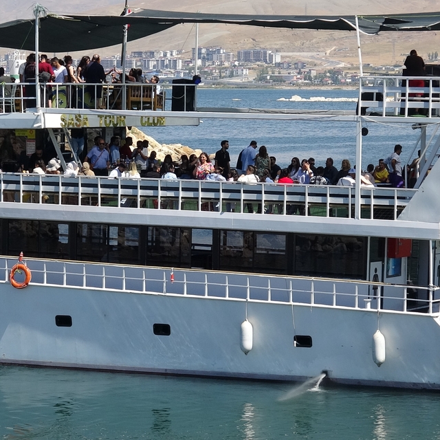 Savaşa rağmen İranlı turistlerin Van ilgisi sürüyor
İranlı turistler Van'da...