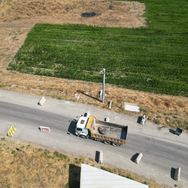 Mahalle sakinlerini çileden çıkaran 'beton bariyer' bilmecesi