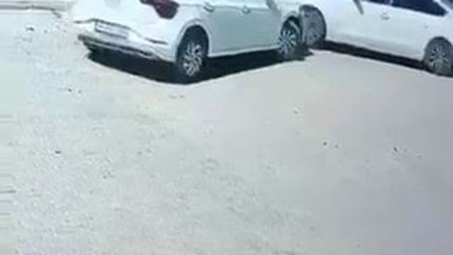 Önce park halindeki araca, ardından duvara çarptı