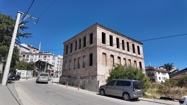 Bolu'da tarihi yapılar, yükselen binaların arasında kaldı