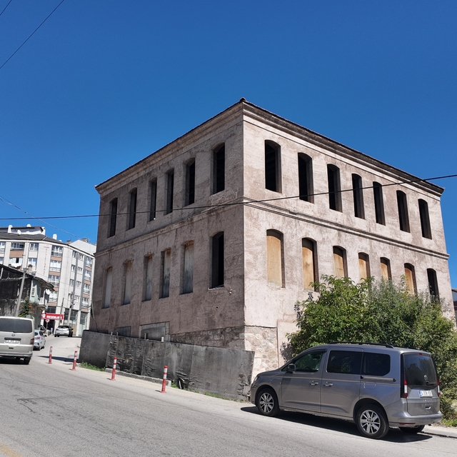 Bolu'da tarihi yapılar, yükselen binaların arasında kaldı
