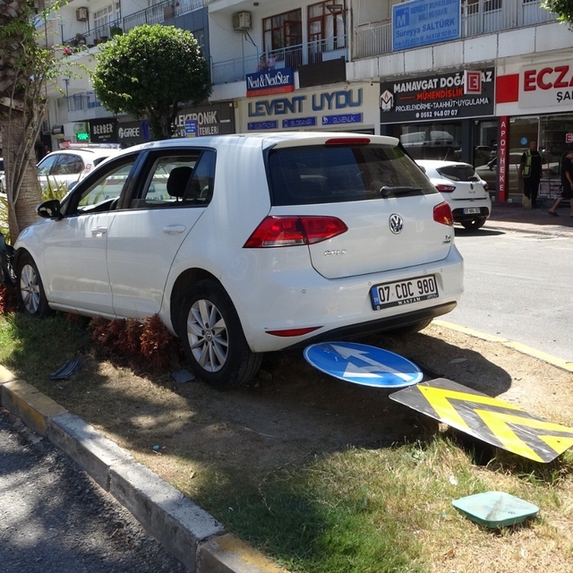 Manavgat'ta otomobiller çarpıştı: 2 yaralı
Kaza anı güvenlik kamerasına yan...