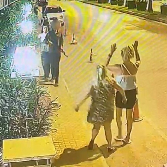 Elinde uzun namlulu plastik silahla sokağa çıktı polisi alarma geçirdi