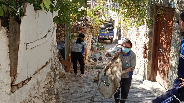 Kötü kokuların yayıldığı çöp evden 5 ton çöp çıkarıldı