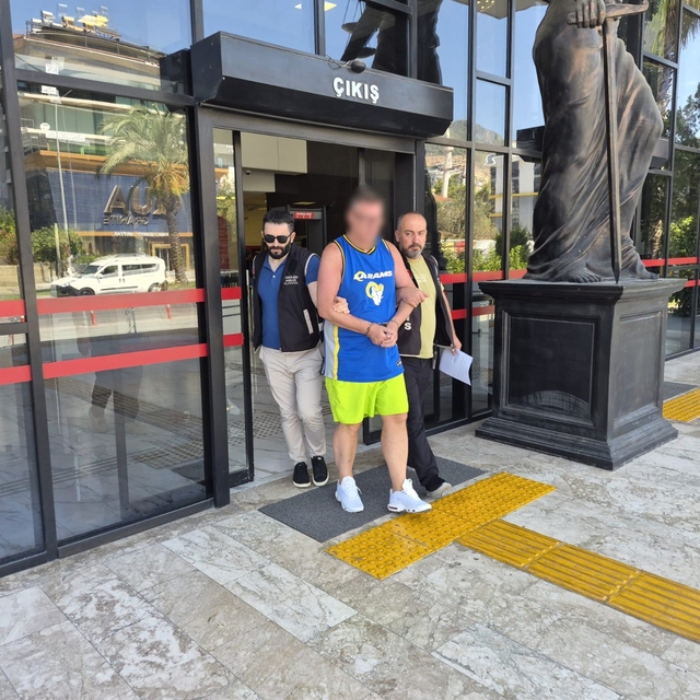 Alanya'da Türk bayrağına tüküren İngiliz turist tutuklandı