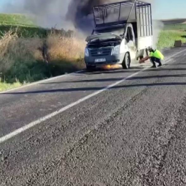 Diyarbakır'da seyir halindeki kamyonet küle döndü