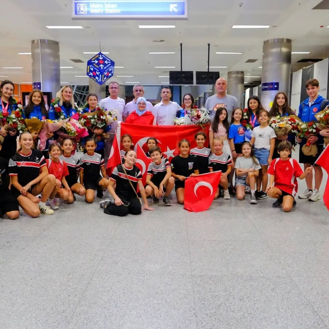 Dünya üçüncüsü cimnastikçiler İzmir'de