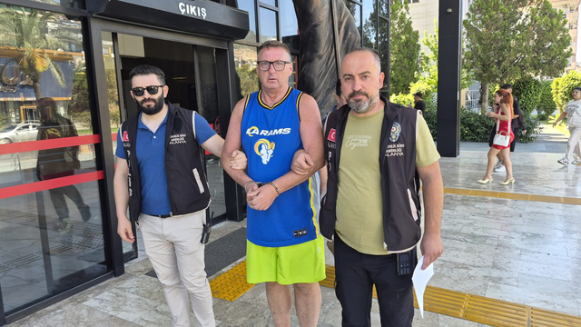 Otel personeliyle tartışıp, Türk bayrağına tüküren İngiliz turist tutuklandı