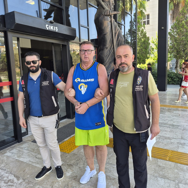 Otel personeliyle tartışıp, Türk bayrağına tüküren İngiliz turist tutukland...