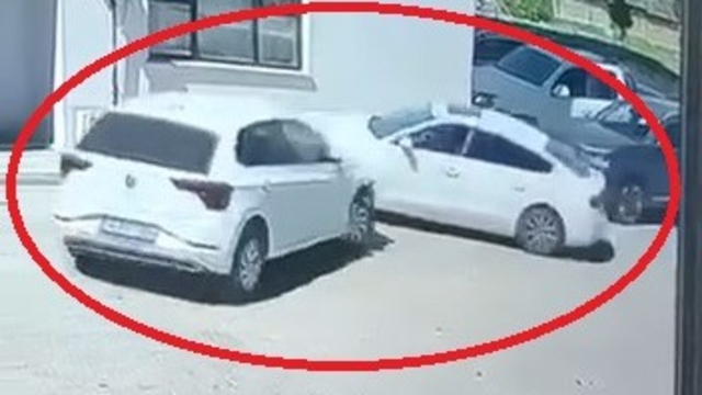 Sitede otomobil, park halindeki araca ardından duvara çarptı; kaza kamerada