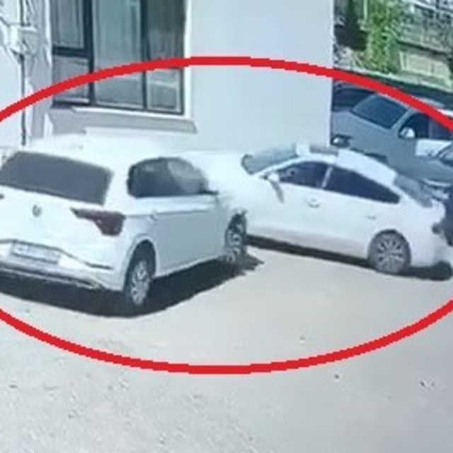 Sitede otomobil, park halindeki araca ardından duvara çarptı; kaza kamerada