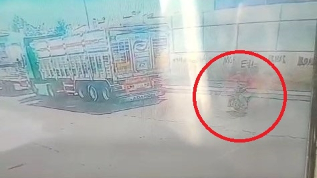 Park halindeki TIR'a çarpan motosikletin sürücüsü ağır yaralandı; kaza kamerada
