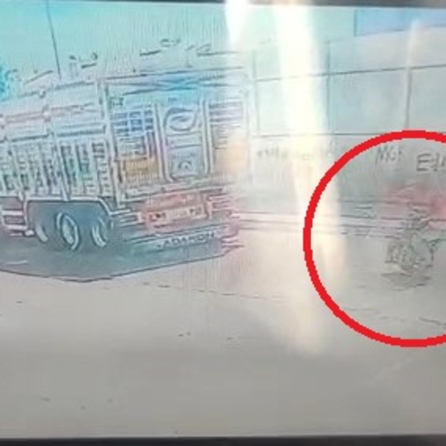 Park halindeki TIR'a çarpan motosikletin sürücüsü ağır yaralandı; kaza kame...
