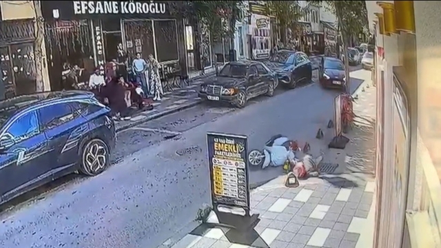 Beton dubaya çarpan motosikletin sürücüsü yaralandı; kaza kamerada