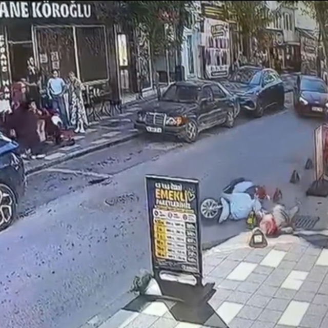 Beton dubaya çarpan motosikletin sürücüsü yaralandı; kaza kamerada