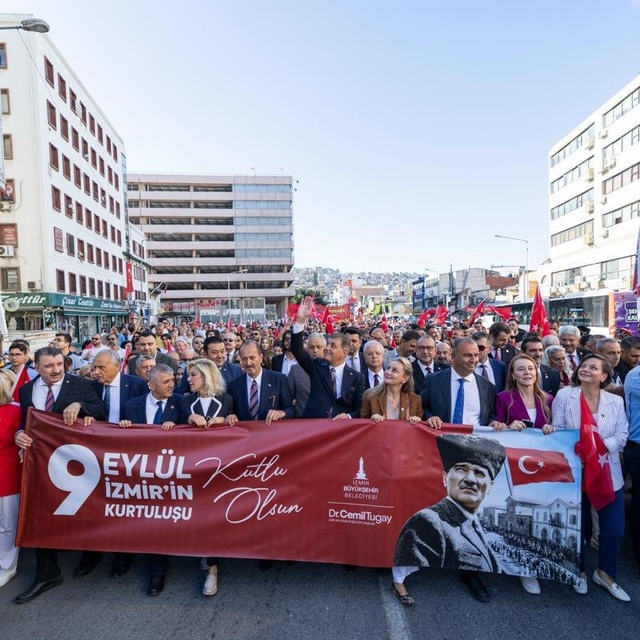 İzmir'de zafer yürüyüşü
İşgalden kurtuluşun 104. yılında, protokol ile birl...