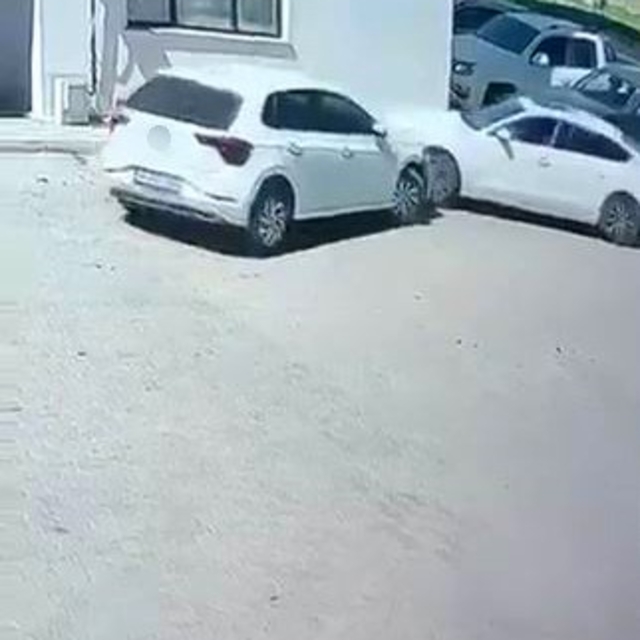 Önce park halindeki araca, ardından duvara çarptı