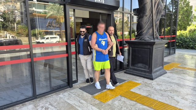 Alanya'da Türk bayrağına tüküren İngiliz turist tutuklandı