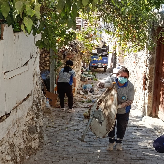 Kötü kokuların yayıldığı çöp evden 5 ton çöp çıkarıldı