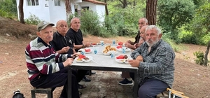 Gerze'de huzurevi sakinleri doğada moral depoladı