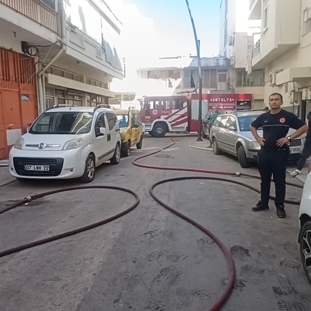 Arazözler park eden araçlar yüzünden yanan binaya ulaşamadı
İtfaiye erleri...