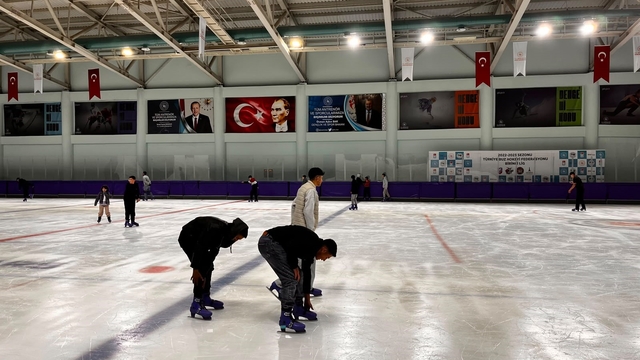 Kars'ta buz pistinde hareketli günler: Halk seansları devam ediyor