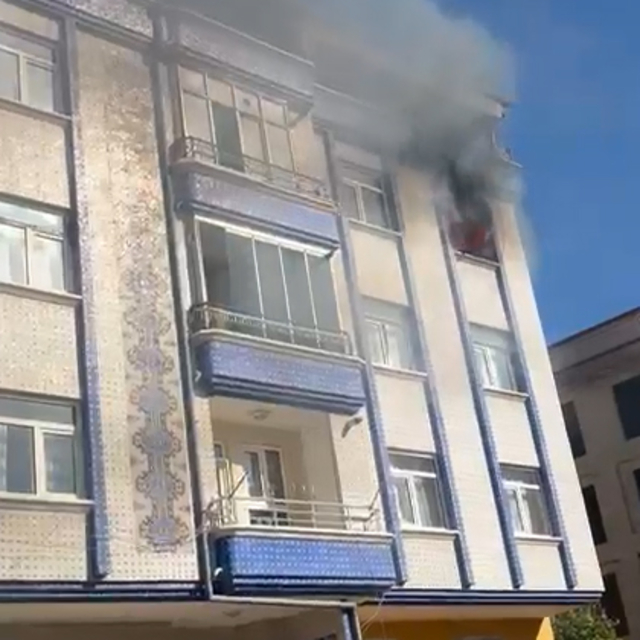 2 yaşındaki çocuk çakmakla oynarken evi yaktı