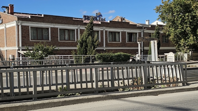 Ünlü iş adamının kaldığı otel odasında skandal
Çanakkale'de 2 erkek çocukla otel odasında uygunsuz halde bulunduğu iddia edilen akaryakıt istasyonu sahibi iş adamı tutuklandı