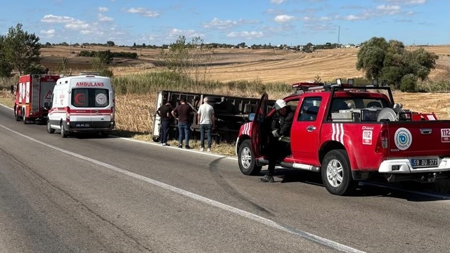Tekirdağ'da iki araç birbirine sürttü, kamyonet devrildi