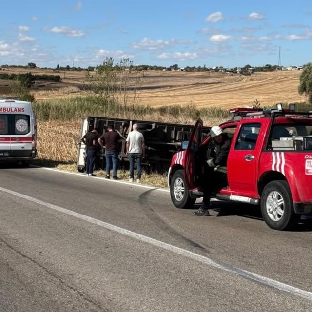 Tekirdağ'da iki araç birbirine sürttü, kamyonet devrildi