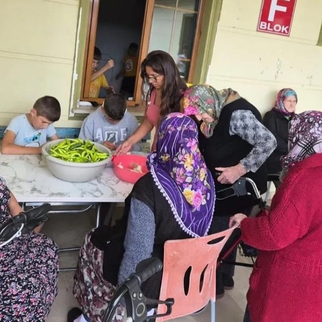 Sinop'ta nesiller buluştu, birlikte turşu kurdu