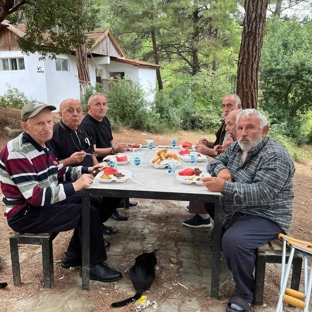 Gerze'de huzurevi sakinleri doğada moral depoladı