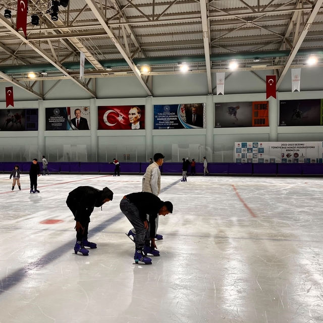 Kars'ta buz pistinde hareketli günler: Halk seansları devam ediyor