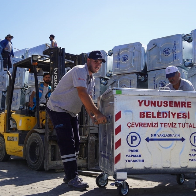 Yunusemre'de çöp konteynerleri yenileniyor