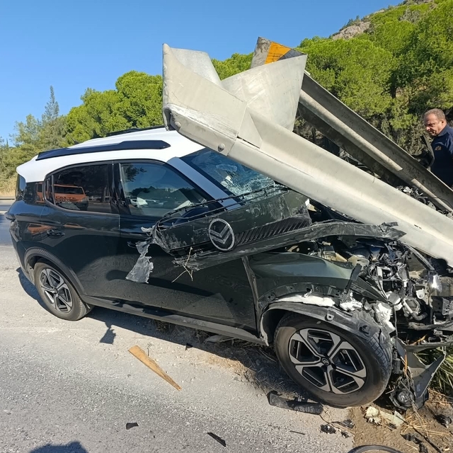Söke'de otomobil bariyere çarptı: 1 yaralı