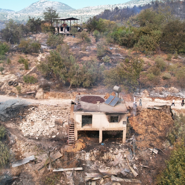 Orman yangınında acı bilanço: 19 hane yandı
Evi yanan Durdu Yaman: "Evimizi...