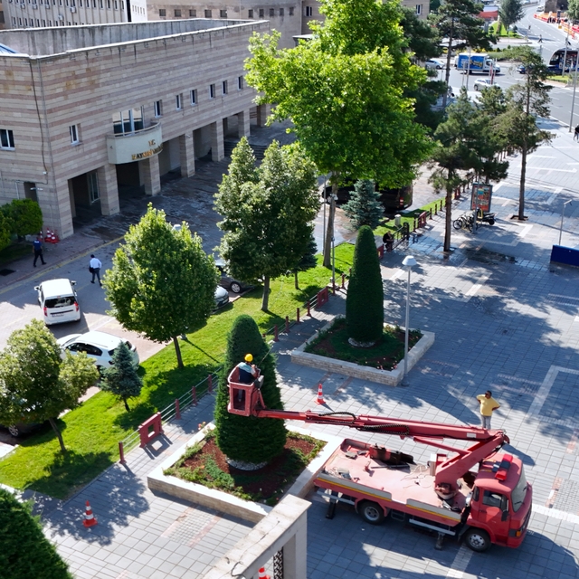 Büyükşehirden kent estetiğine titiz dokunuş: Süs bitkilerine form budaması