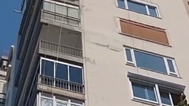 Antalya'da 15 katlı binada can pazarı
İskelenin halatı boşaldı, işçiler ölümle burun buruna geldi
13. katta emniyet halatları sayesinde asılı kalan 2 işçi, dairenin balkonuna atlayarak kurtuldu