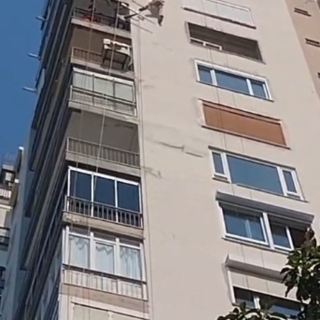 Antalya'da 15 katlı binada can pazarı
İskelenin halatı boşaldı, işçiler ölü...
