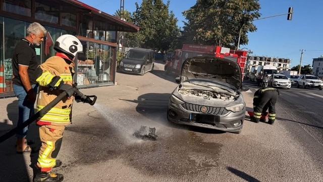 Belen'de otomobilin motorundan alev yükseldi