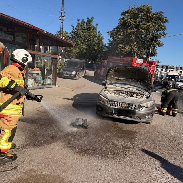 Belen'de otomobilin motorundan alev yükseldi