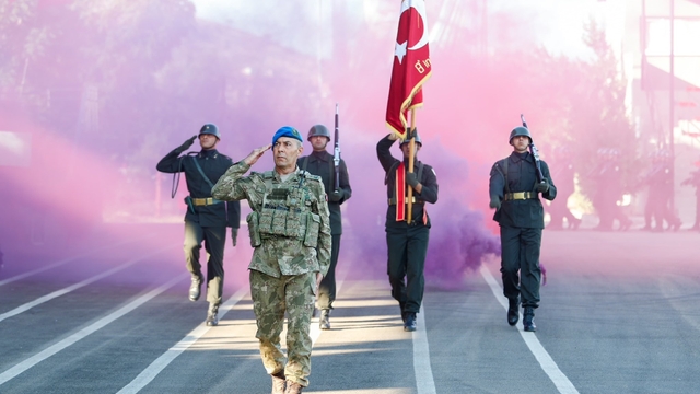 8'inci Komando Tugay Komutanlığı'nda sancak ve komuta devir teslim töreni düzenlendi