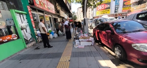 Van'da kaldırımlar işgal altında: Yayalar yola indi, turistler ve esnaf tep...