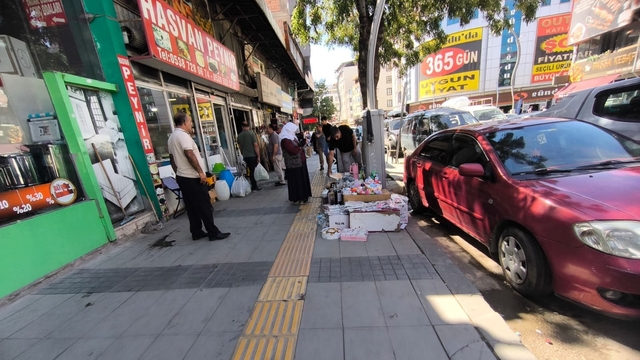 Van'da kaldırımlar işgal altında: Yayalar yola indi, turistler ve esnaf tepkili