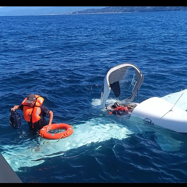 Gürcistan'dan kalkan küçük uçak, Rize açıklarında denize acil iniş yaptı (2...