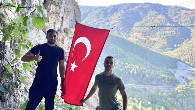 Bursalı gençlerden anlamlı hareket
Kapıkaya İnkaya Mağarası'nda Türk bayrağını yenilediler