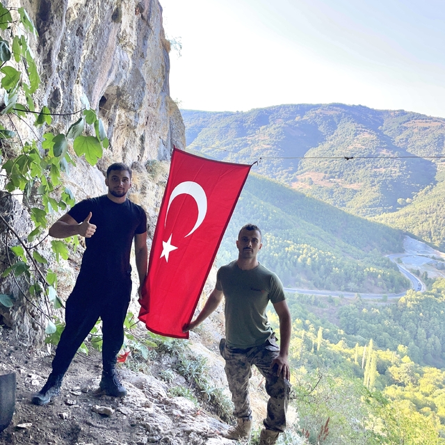Bursalı gençlerden anlamlı hareket
Kapıkaya İnkaya Mağarası'nda Türk bayrağ...